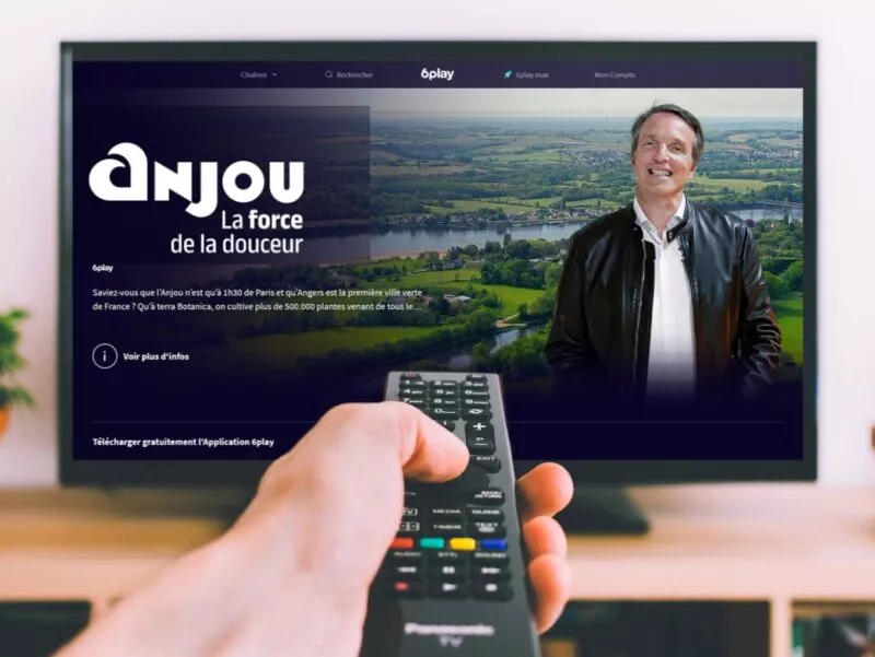 Télévision qui montre la chaîne de marque Anjou la Force de la Douceur avec le présentateur Stéphane Rotenberg