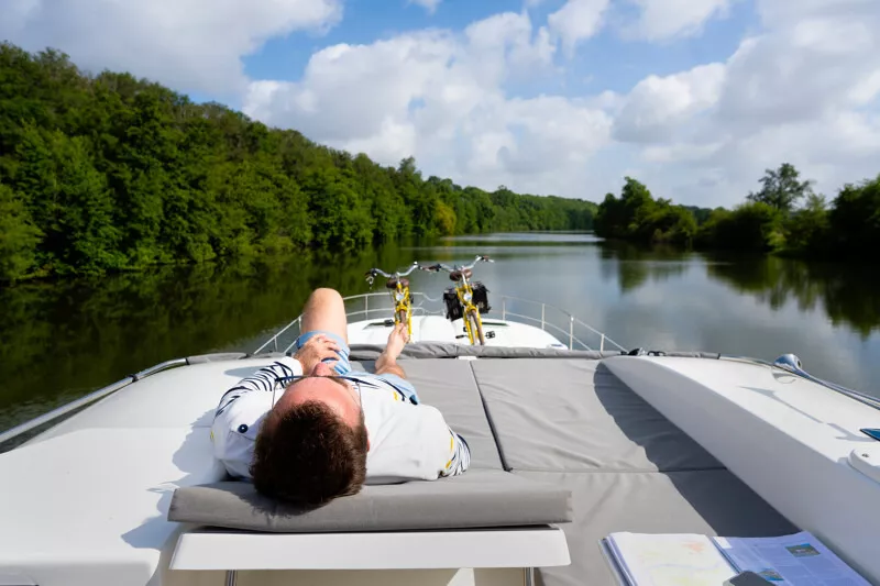 Homme allongé sur un bateau
