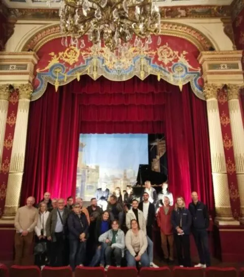Photo de groupe des Superfans dans le théâtre du Château de Brissac, avec Charles-André de Brissac et l'équipe d'Anjou tourisme.