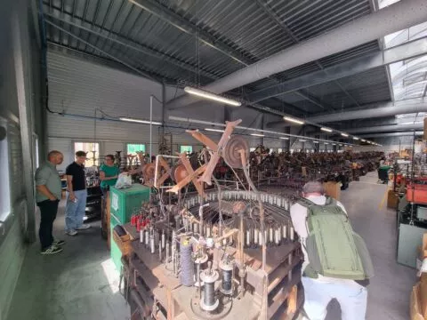 Groupe d'Igers photographiant les métiers à bois et à dentelles