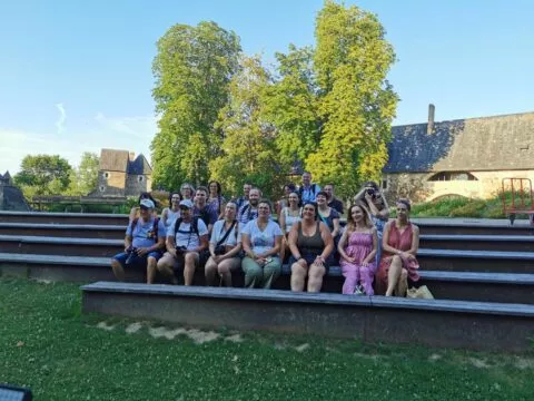 Groupe d'Igers, une vingtaine de personnes, assise dans les gradins de la cour du Château du Plessis-Macé.