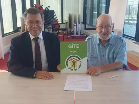 Signature de la convention de partenariat par Philippe Chalopin, Président d'Anjou tourisme & attractivité, et Jean-Luc Robin, Président des Gîtes de France Anjou